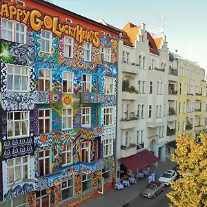 Happy Go Lucky + Berlín